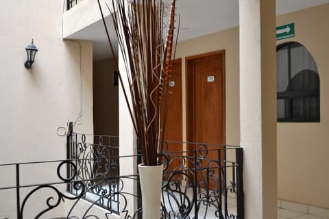 Hotel Conquistadores, Interior