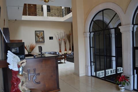 Hotel Conquistadores, Lobby
