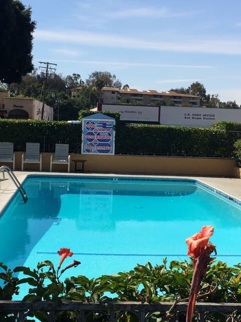 Oasis Inn & Suites, Outdoor pool