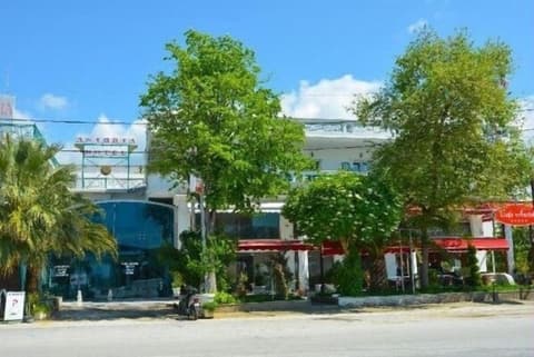 Astoria Hotel, Front of property