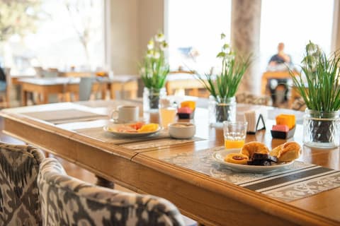 Hotel Tres Reyes Bariloche, Breakfast area