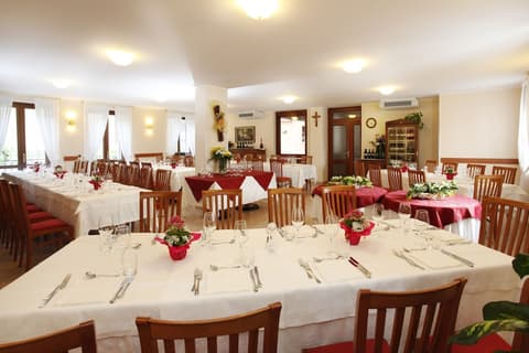 Garda Family House, Food court