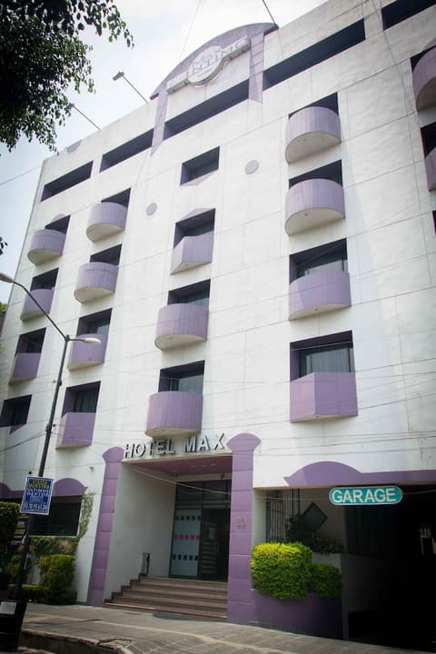 Hotel Max, Front of property