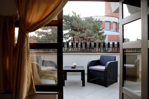 Hotel Vozarev, Balcony