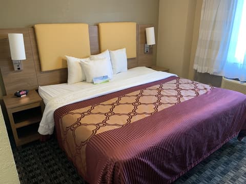 Days Inn by Wyndham Brooklyn Borough Park, Room