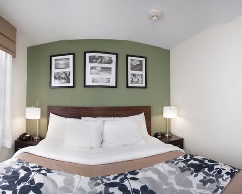 Days Inn by Wyndham Brooklyn Borough Park, Room