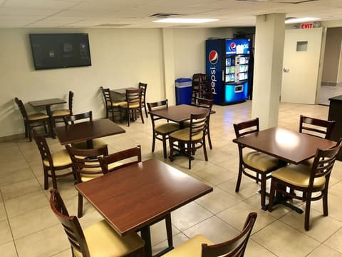 Days Inn by Wyndham Brooklyn Borough Park, Breakfast area