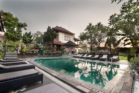 Nick's Pension, Pool