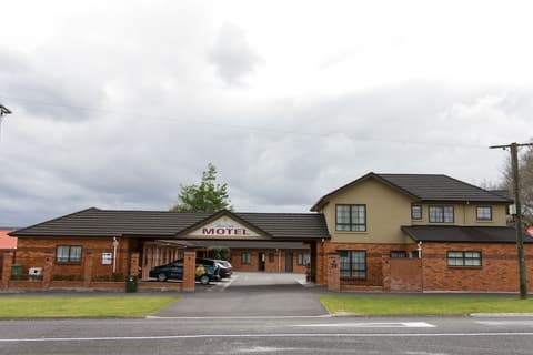 Albert Court Motor Lodge, Front of property