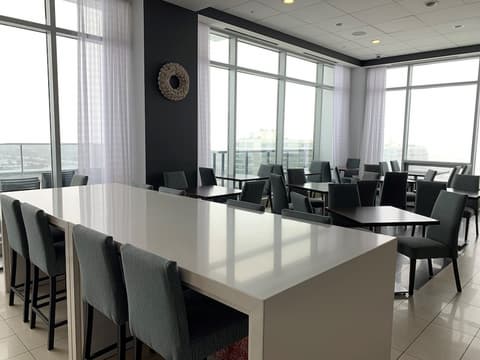 Liberty Suites Hotel, Breakfast area