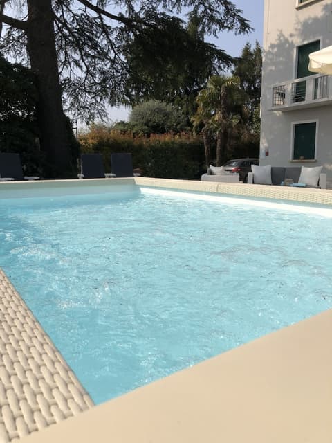 Betty's House, Exterior