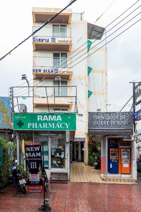 New Siam III, Exterior