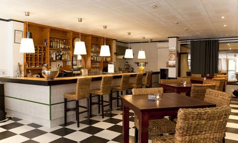 The Hostal Tierramar, Restaurant