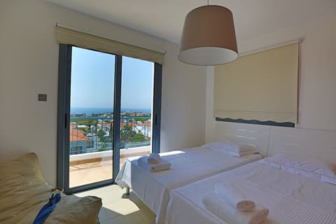 Julipapas Gardens, Room