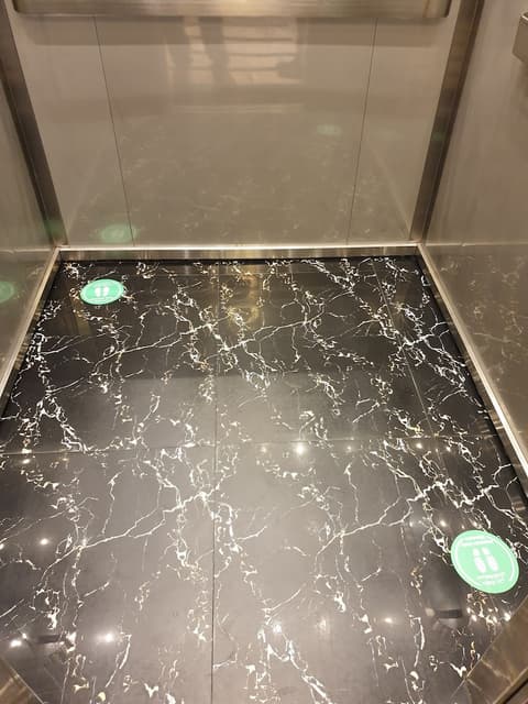 Paragon Hotel Apartments, Elevator