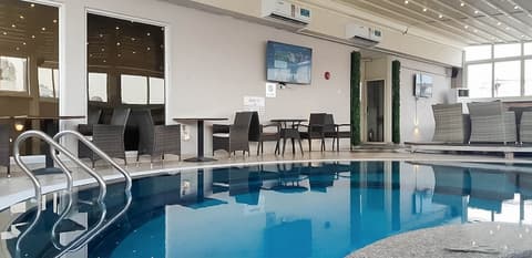 Lotus Grand Hotel, Pool