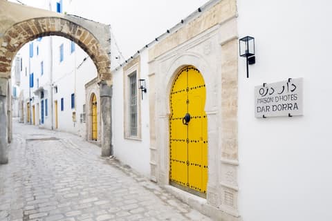 Dar Dorra, Front of property