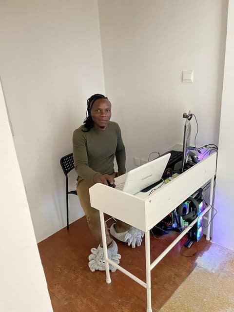 Bee Hostel Paphos, Reception