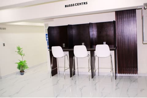 MISION 11, Business center