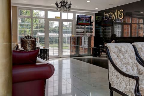 Baylis Park Hotel, Reception