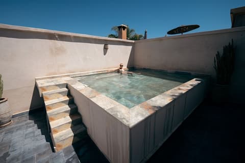 Ryad Selyen, Rooftop pool