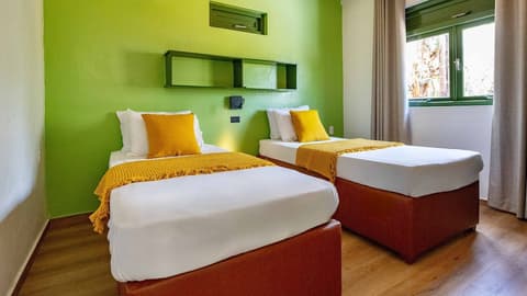 Dream of the Green Flamingo, Room