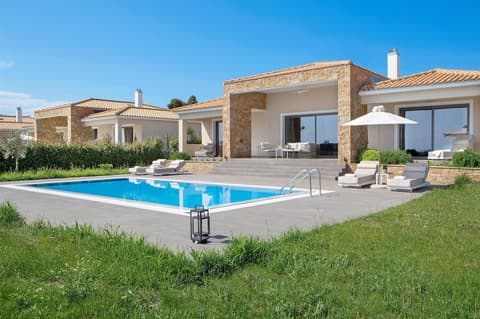 Zeus Eleva Ajul, Room