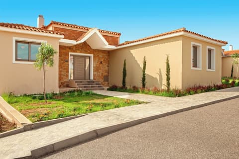 Zeus Eleva Ajul, Room