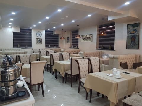 Art Deluxe Hotel, Restaurant