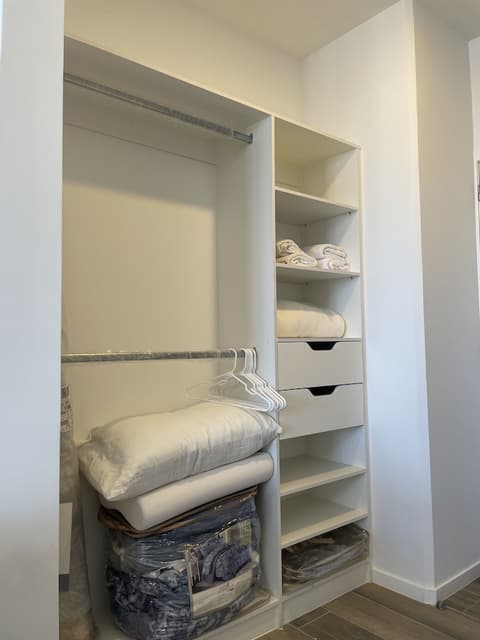 Narama zona 13, Room