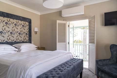 415 Marine Parade, Room