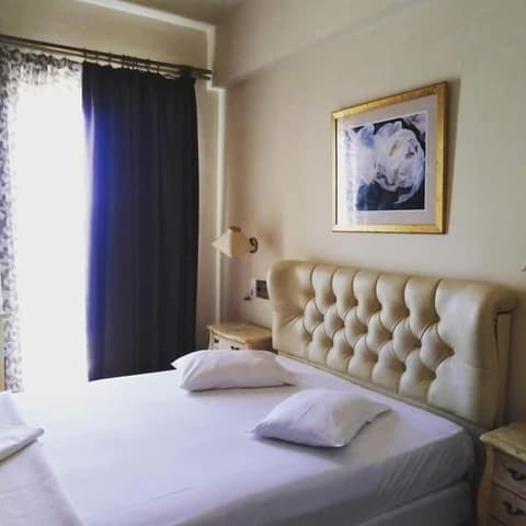 Hotel Queens Leriotis, Room