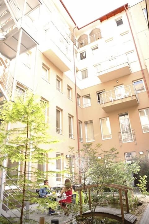 Six Inn Hotel, Property grounds