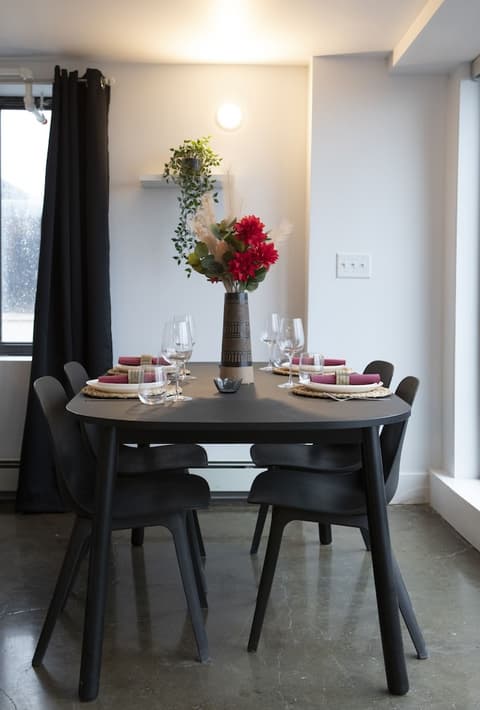 Cameo Hotel and Suites, In-room dining