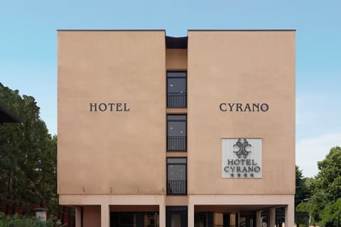 Hotel Cyrano, Front of property