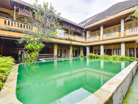 Super OYO Townhouse Oak Maxi Hotel Legian, Outdoor pool