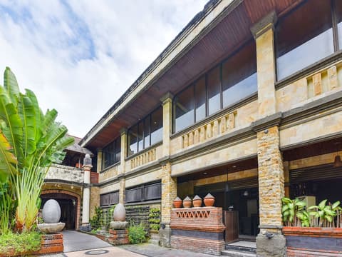 Super OYO Townhouse Oak Maxi Hotel Legian, Exterior