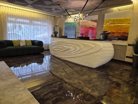 HL 309 Hotel, Reception