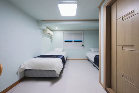 Cave Myeongdong, Room