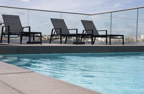 Park Heights by the Warren Collection, Swim-up bar