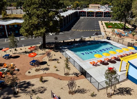 Americana Motor Hotel, Exterior