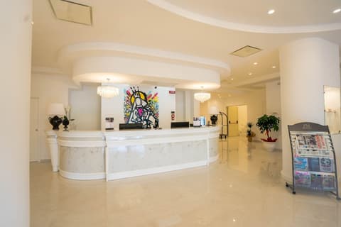 PM Hotel, Lobby