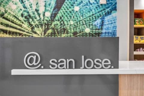 La Quinta Inn & Suites by Wyndham San Jose Airport-Downtown, Lobby