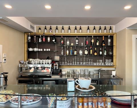 BLU HOTEL 4 4 S.R.L., Bar (on property)