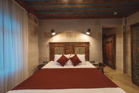 LEDA STONE HOUSE, Room