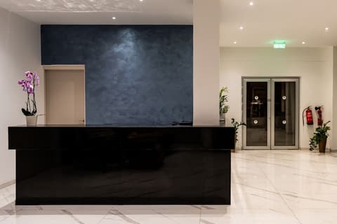 Flora Hotel Apartments, Reception