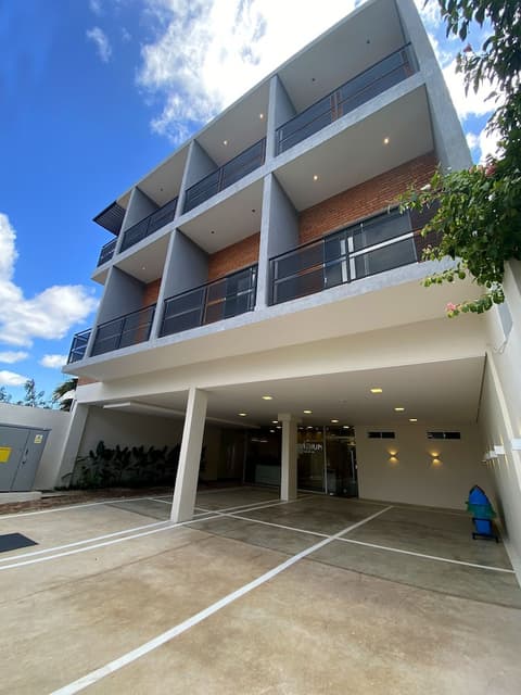 VIVARIUM, Front of property