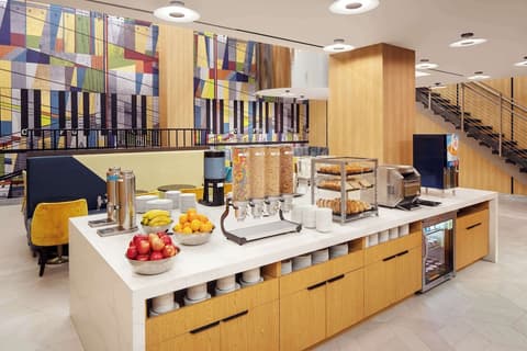 Hampton Inn New York Times Square, Breakfast area