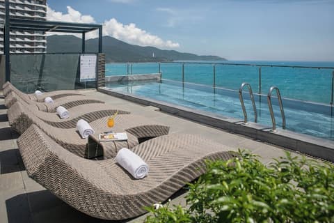 Mangata Beachfront Hotel, Rooftop pool