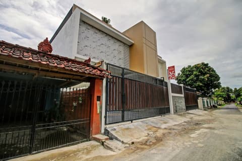 Hotel O Madania Guesthouse Syariah, Front of property